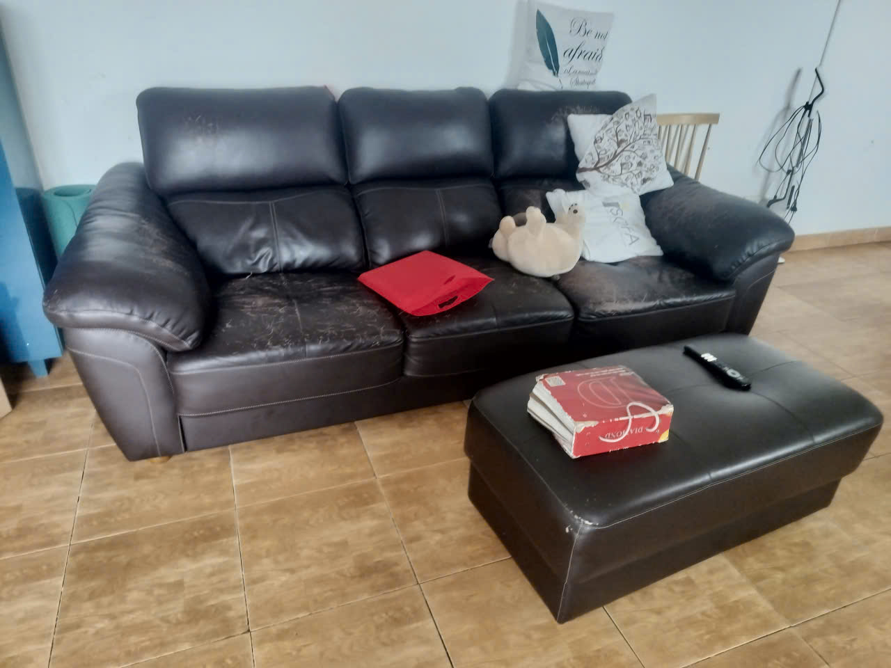 Ghế sofa da bị bong tróc do sử dụng lâu ngày